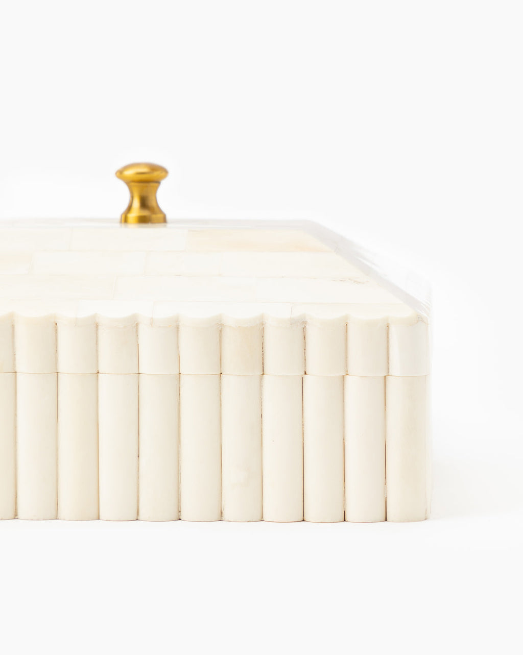 https://cdn.shopify.com/s/files/1/1496/0124/products/PlateauLidBox-MDCR1702-CRM-OS-D3.jpg?v=1694193138