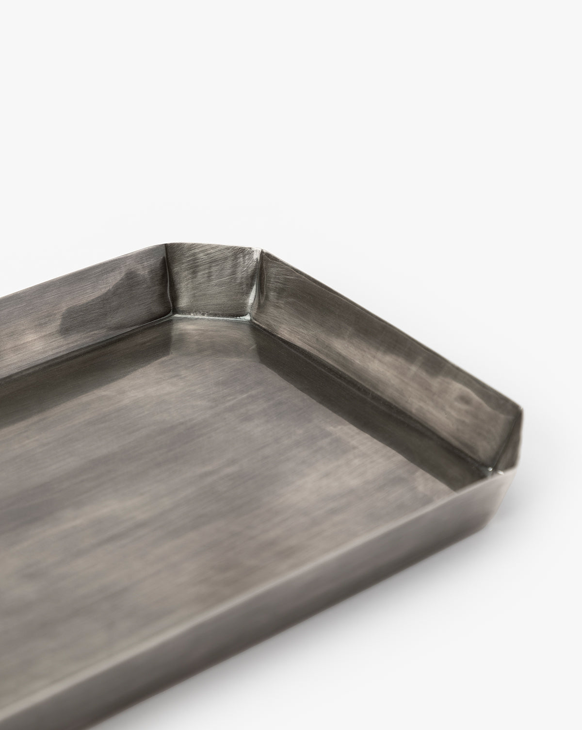 https://cdn.shopify.com/s/files/1/1496/0124/files/SimoneMetalTray-MBTH0400-ASL-OS-D1-T.jpg?v=1737063262