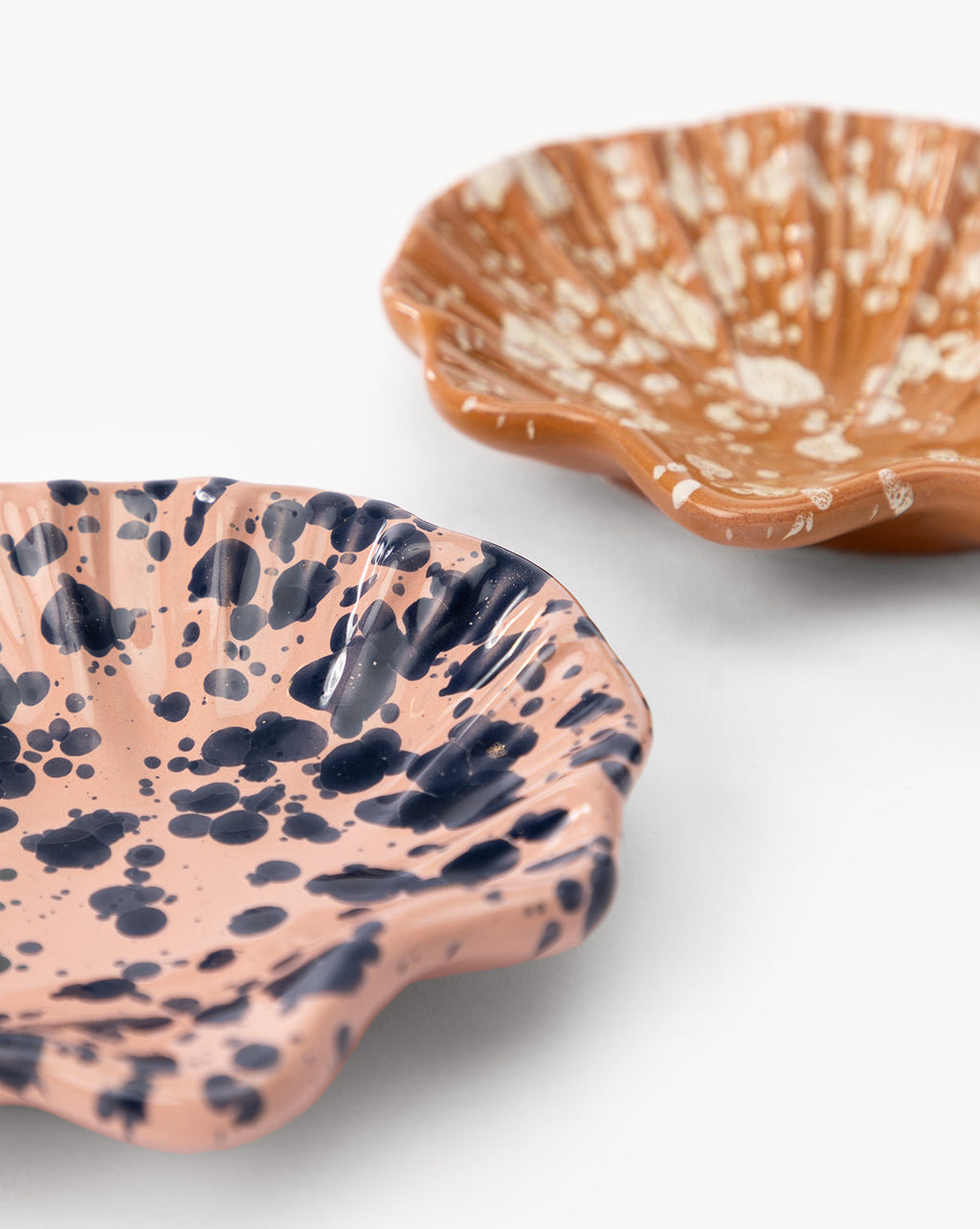 https://cdn.shopify.com/s/files/1/1496/0124/files/SplatterCoquillageDish-MDCR3050-PNK-OS-D2-T.jpg?v=1743615519