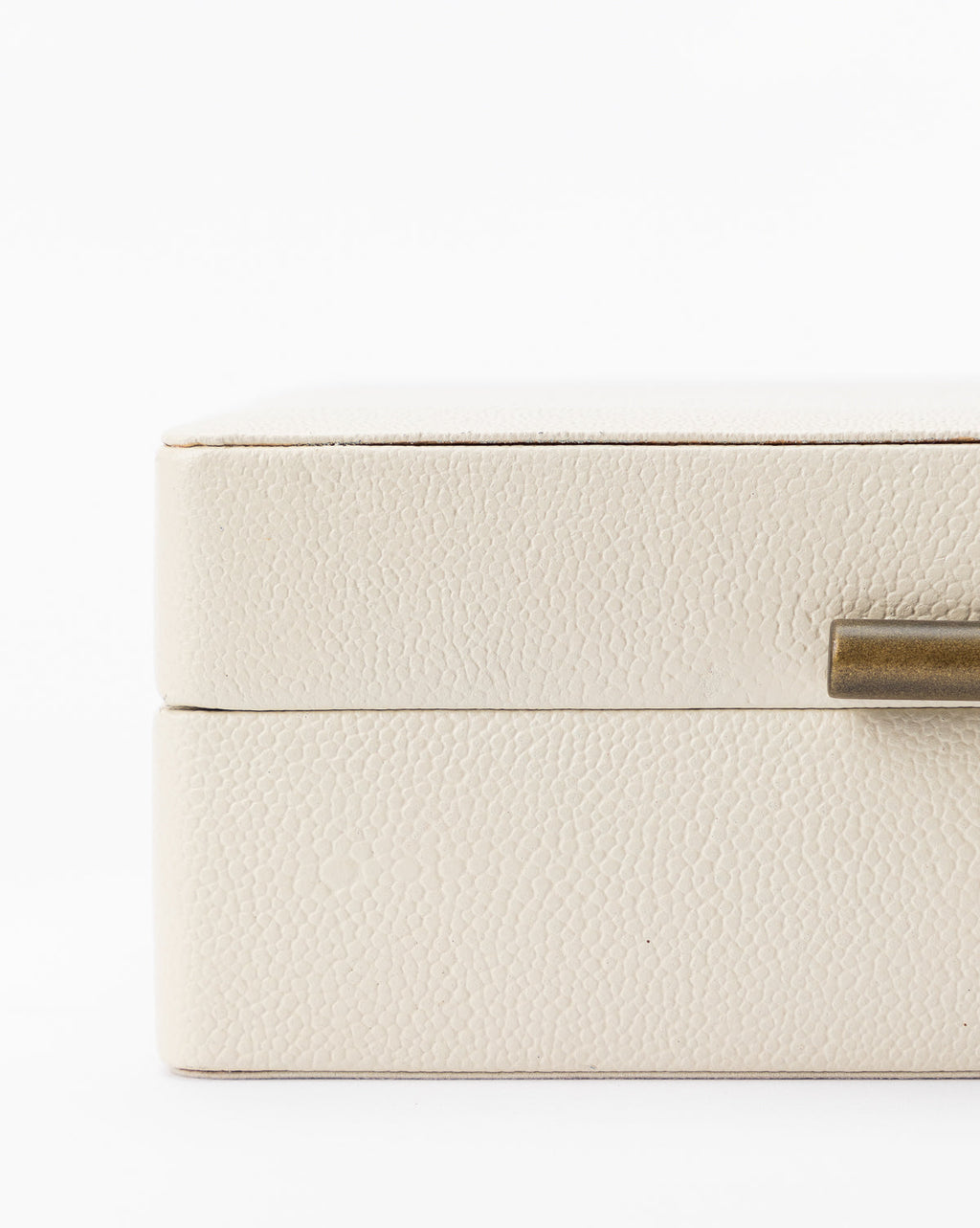 https://cdn.shopify.com/s/files/1/1496/0124/products/WhiteShagreenBox_1-2.jpg?v=1754006363