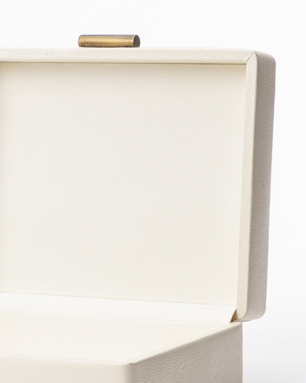 https://cdn.shopify.com/s/files/1/1496/0124/products/WhiteShagreenBox_2.jpg?v=1754006343