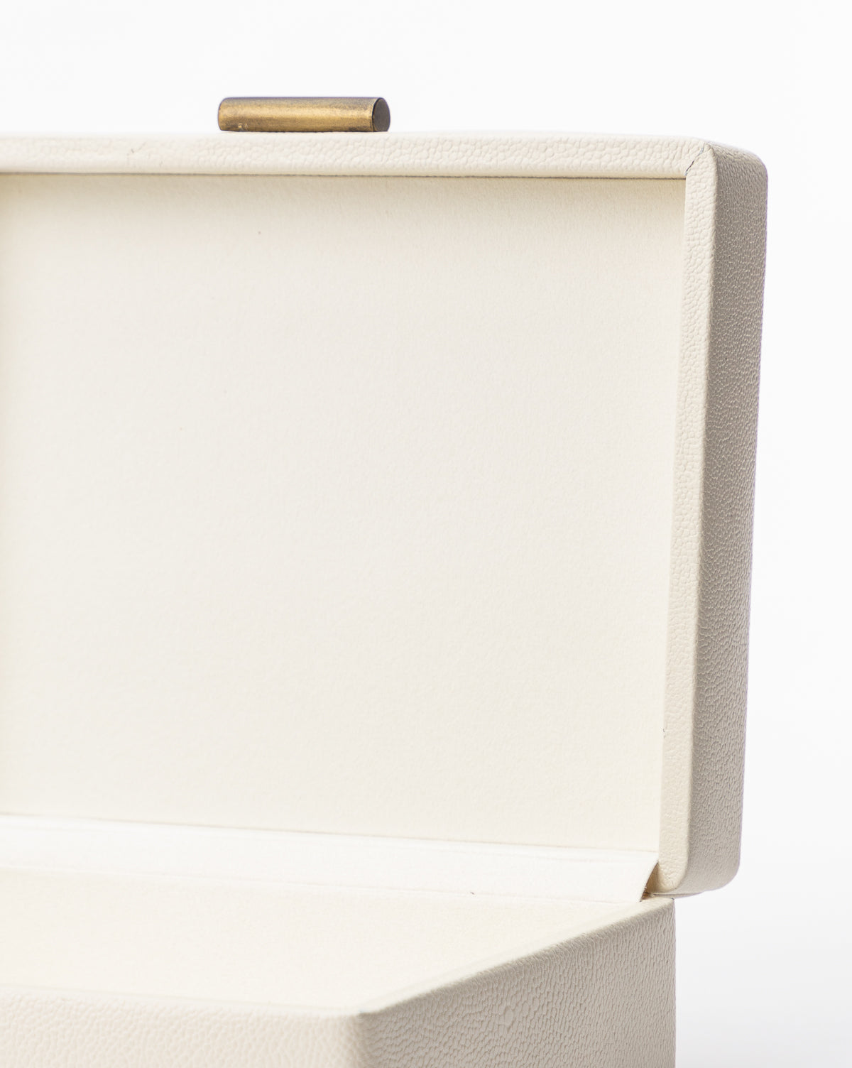 https://cdn.shopify.com/s/files/1/1496/0124/products/WhiteShagreenBox_2.jpg?v=1754006343